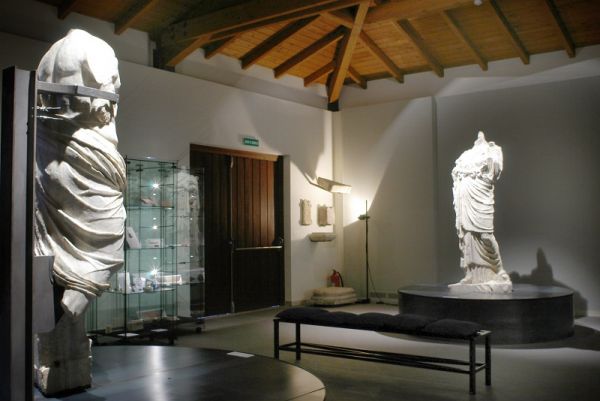 Museo, sala dei culti con statua di Minerva e di nudo eroico